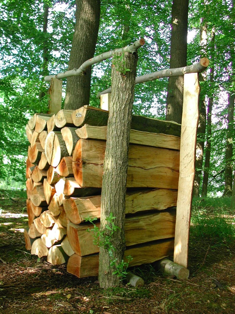Un stère de bois — pile de bûches mesurant précisément un mètre de côté — la seule configuration où stère et mètre cube apparent coïncident